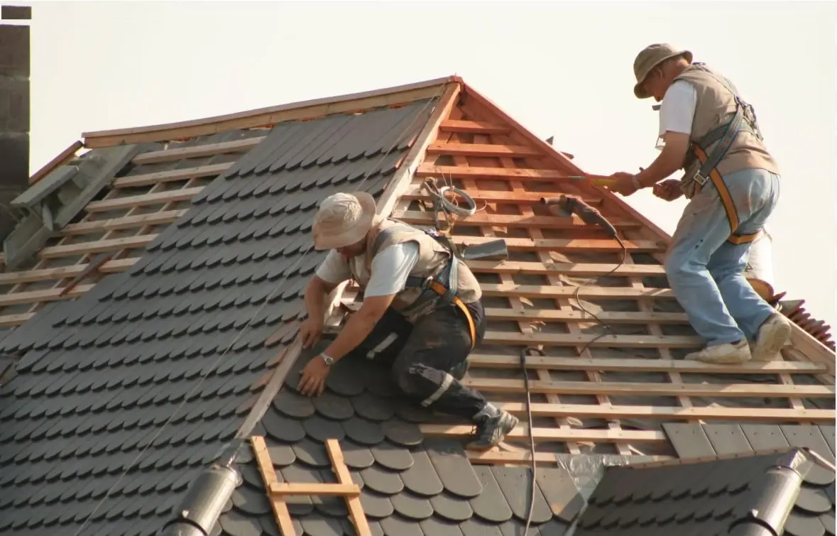 Travaux sur la charpente et le liteaunage sous une couverture en ardoise