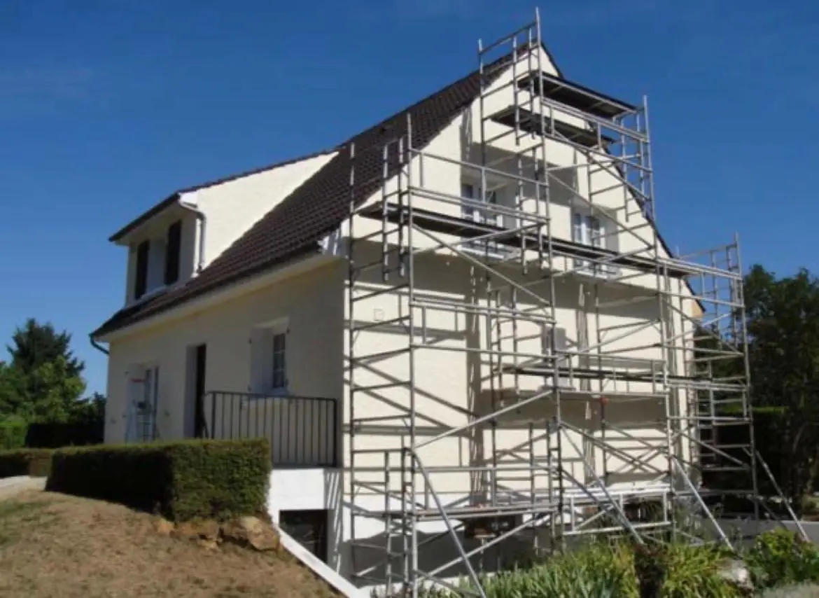 Peinture de façade sur une maison avec échafaudage